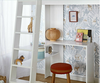 Zoom escalera, escritorio y estante incluidos