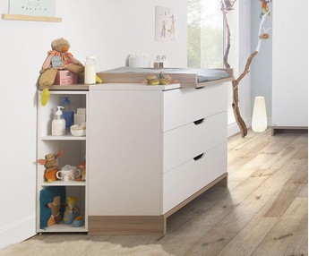 Cmoda beb Pluma, con cambiador y estante (opcionales) blanca y madera