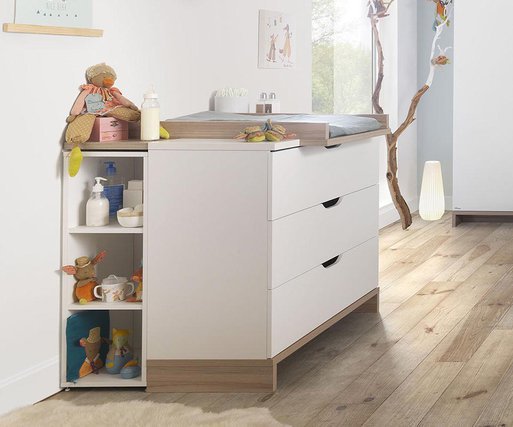 Cmoda beb Pluma, con cambiador y estante (opcionales) blanca y madera