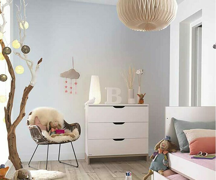 Cmoda beb Pluma blanca y madera