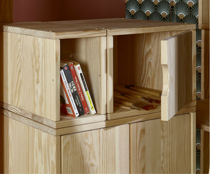 Mueble de madera maciza con puerta abatible y dos espacios de almacenamiento