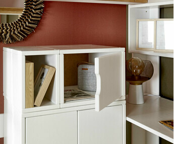 Un armario con puertas abatibles, fabricado de madera maciza, color blanco