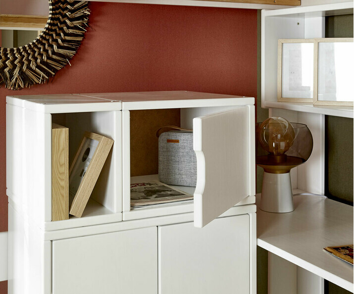 Un armario con puertas abatibles, fabricado de madera maciza, color blanco