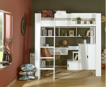 Una cama alta con disponibilidad de crear un espacio con escritorio y muebles de almacenamiento
