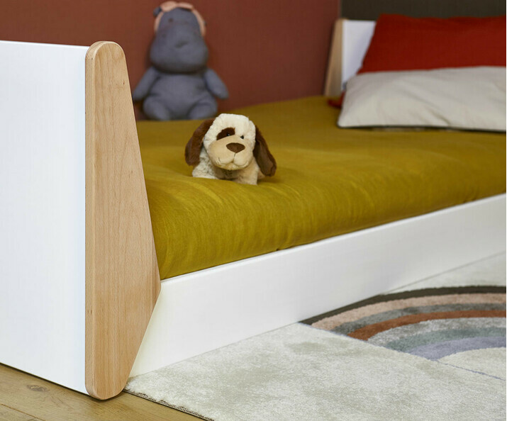 Mobiliario infantil de madera maciza