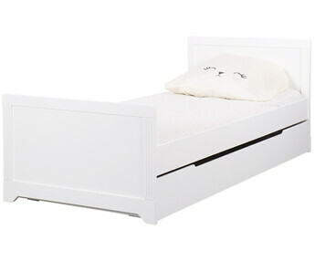 Una cama espaciosa con diseño original
