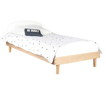 Una cama de madera maciza