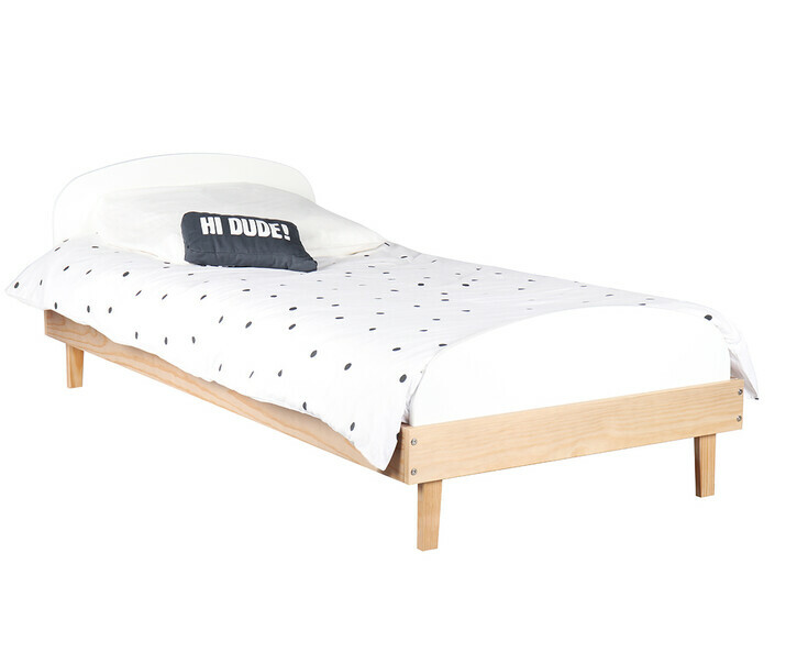 Una cama de madera maciza