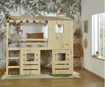 Una cama de casita hecha de madera maciza 