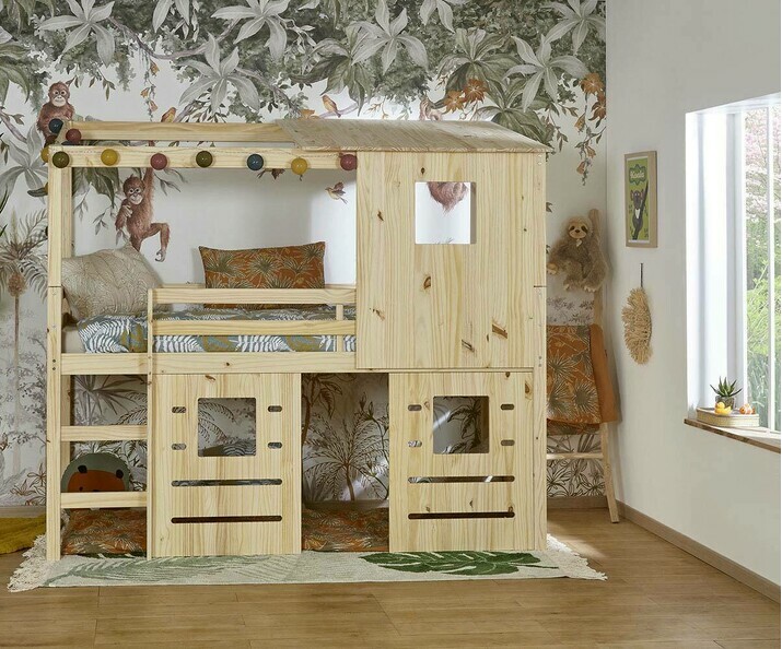 Una cama de casita hecha de madera maciza 