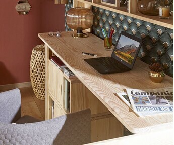 Detalle escritorio de madera maciza para cama alta Caly
