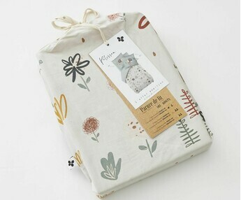 Entregado en una funda con el mismo estampado.