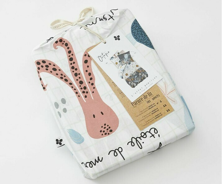 Entregado en una funda con el mismo estampado.