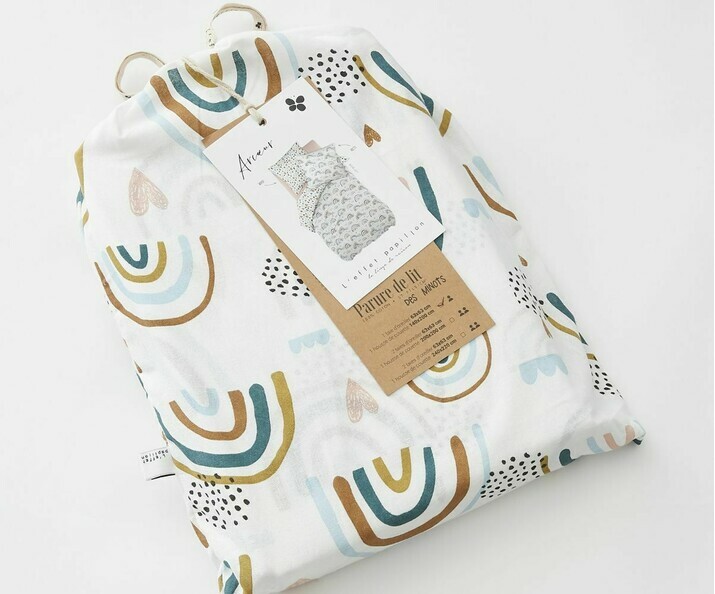 Entregado en una funda con el mismo estampado.