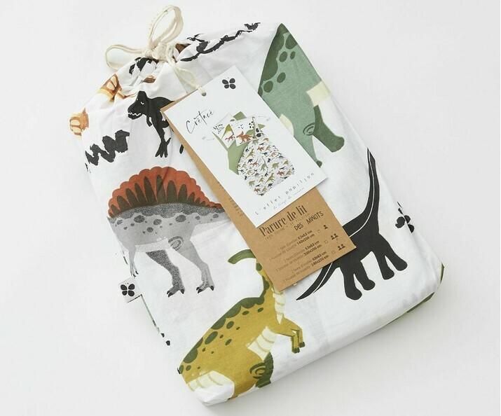 Entregado en una funda con el mismo estampado.