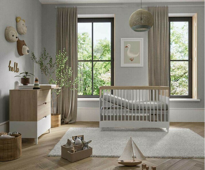 Mini dormitorio beb - Djambo, blanco y madera, acabado roble claro