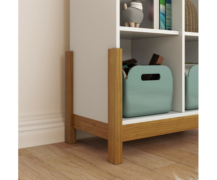 Detalle de las patas en madera maciza de pino